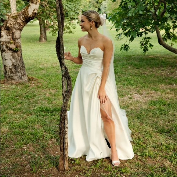 Wona Concept Lucia Wedding Dress - Picture 4 of 6